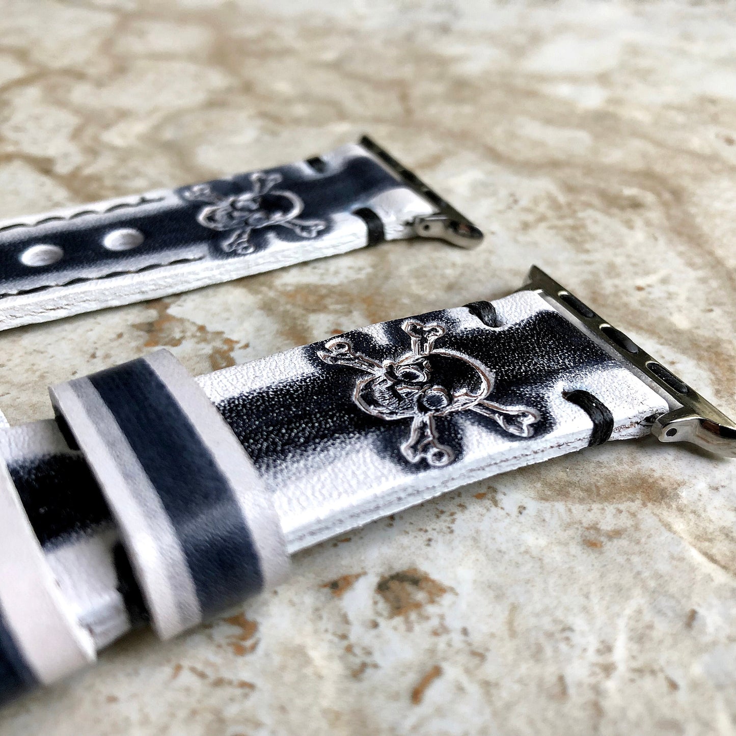 Apple Watch Band White and Black Skull Crossbones for Ultra 2 9 8 7 6 SE 5 4 3 2 Case 38mm 40 41mm 42 44mm 45mm 49mm Embossed Leather Strap
