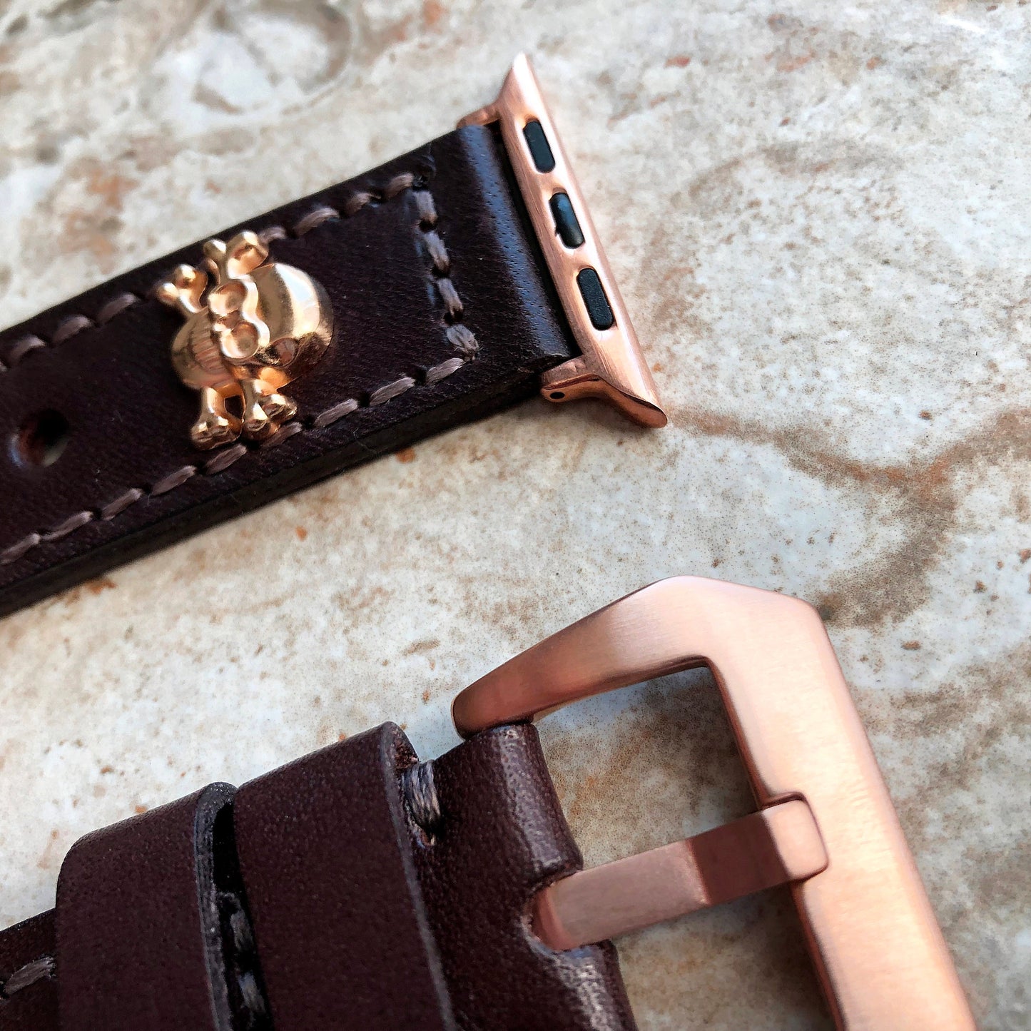 Apple Watch Band Brown Leather Metal Rivets Skull Crossbones for Ultra 2 9 8 7 6 SE 5 4 3 2 1 iWatch 38mm 40mm 41mm 42mm 44mm 45mm 49mm RGL