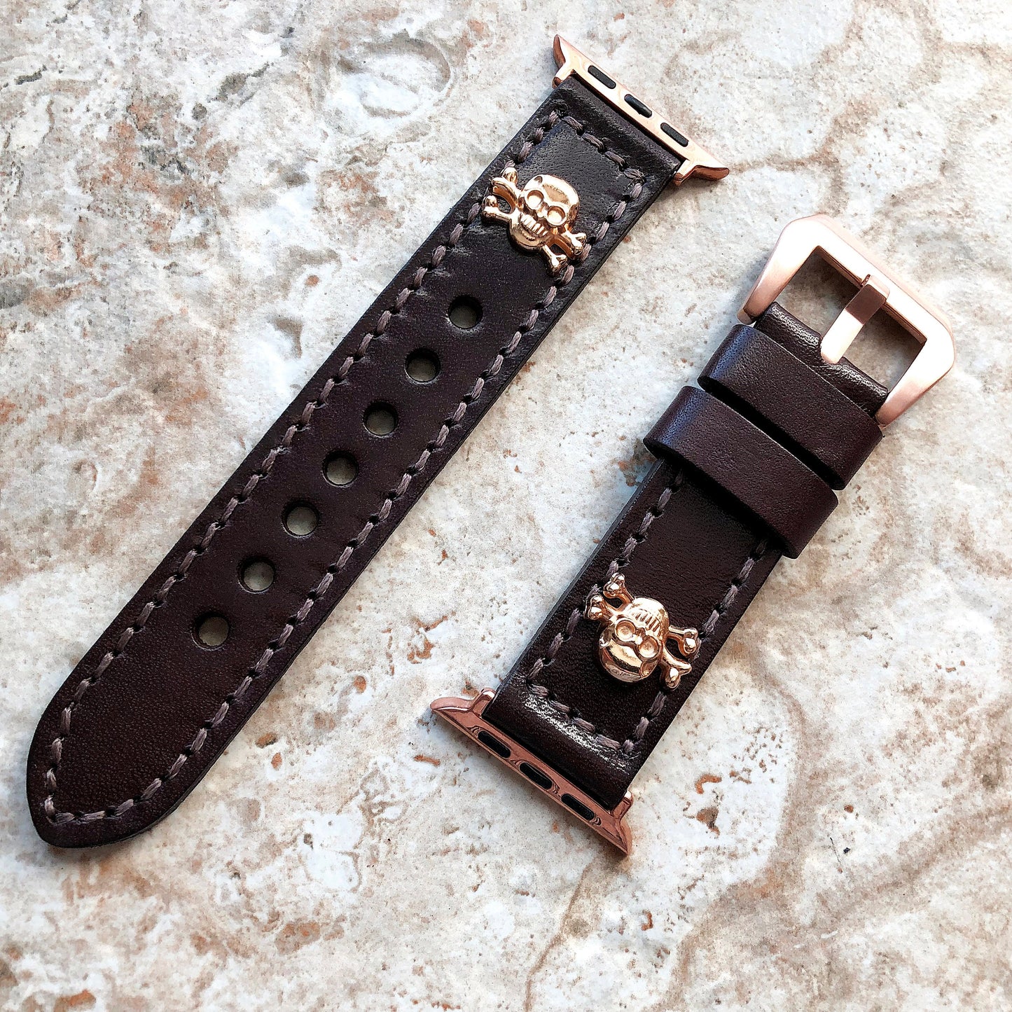 Apple Watch Band Brown Leather Metal Rivets Skull Crossbones for Ultra 2 9 8 7 6 SE 5 4 3 2 1 iWatch 38mm 40mm 41mm 42mm 44mm 45mm 49mm RGL