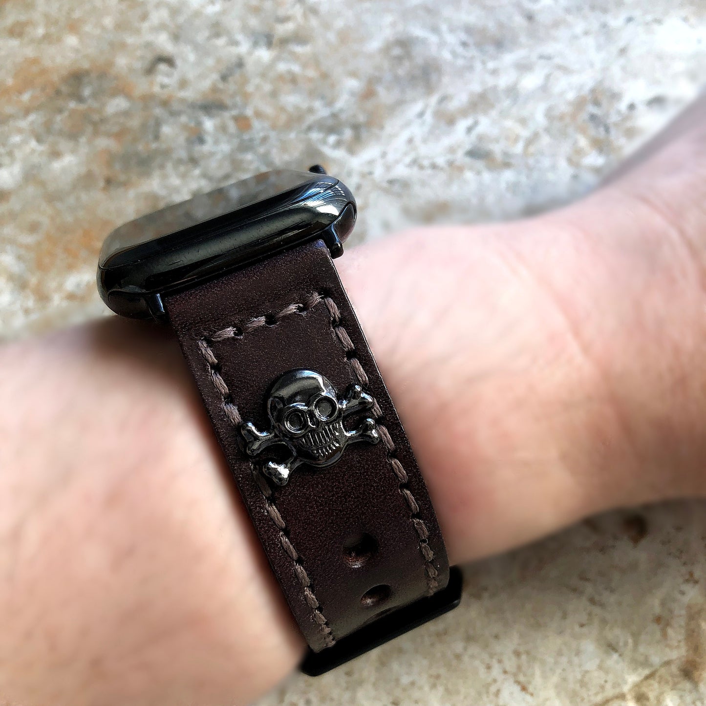 Apple Watch Band Brown Leather Metal Rivets Skull Crossbones for Ultra 2 9 8 7 6 SE 5 4 3 2 1 iWatch 38mm 40mm 41mm 42mm 44mm 45mm 49mm RGL