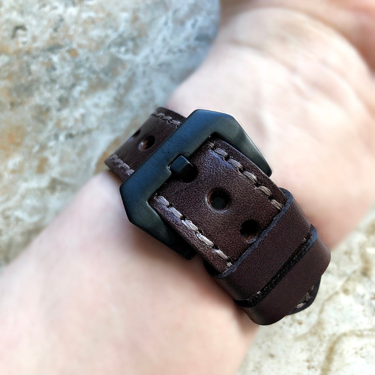 Apple Watch Band Brown Leather Metal Rivets Skull Crossbones for Ultra 2 9 8 7 6 SE 5 4 3 2 1 iWatch 38mm 40mm 41mm 42mm 44mm 45mm 49mm RGL