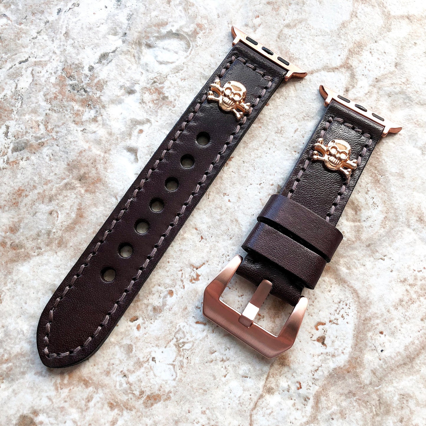 Apple Watch Band Brown Leather Metal Rivets Skull Crossbones for Ultra 2 9 8 7 6 SE 5 4 3 2 1 iWatch 38mm 40mm 41mm 42mm 44mm 45mm 49mm RGL