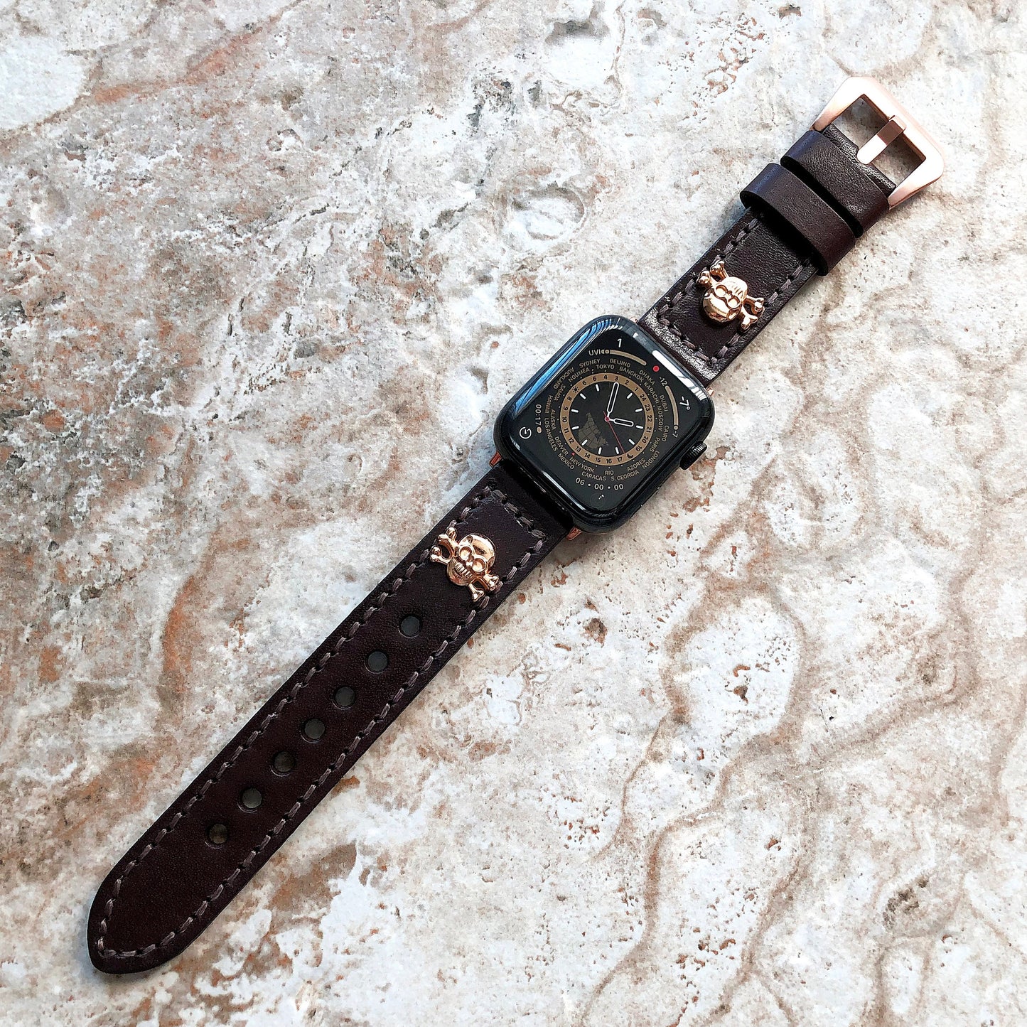 Apple Watch Band Brown Leather Metal Rivets Skull Crossbones for Ultra 2 9 8 7 6 SE 5 4 3 2 1 iWatch 38mm 40mm 41mm 42mm 44mm 45mm 49mm RGL