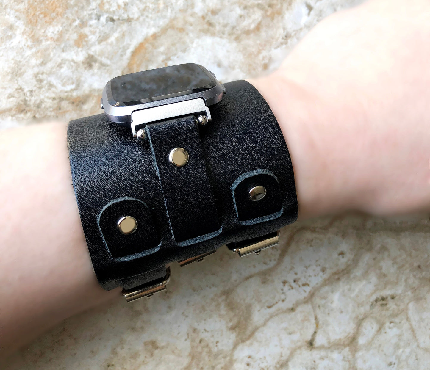 Fitbit Versa 2 3 4 Sense 2 Lite Watch Band Cuff Bund Steampunk Wide Strap Genuine Soft Leather Adjustable Bracelet Black Color