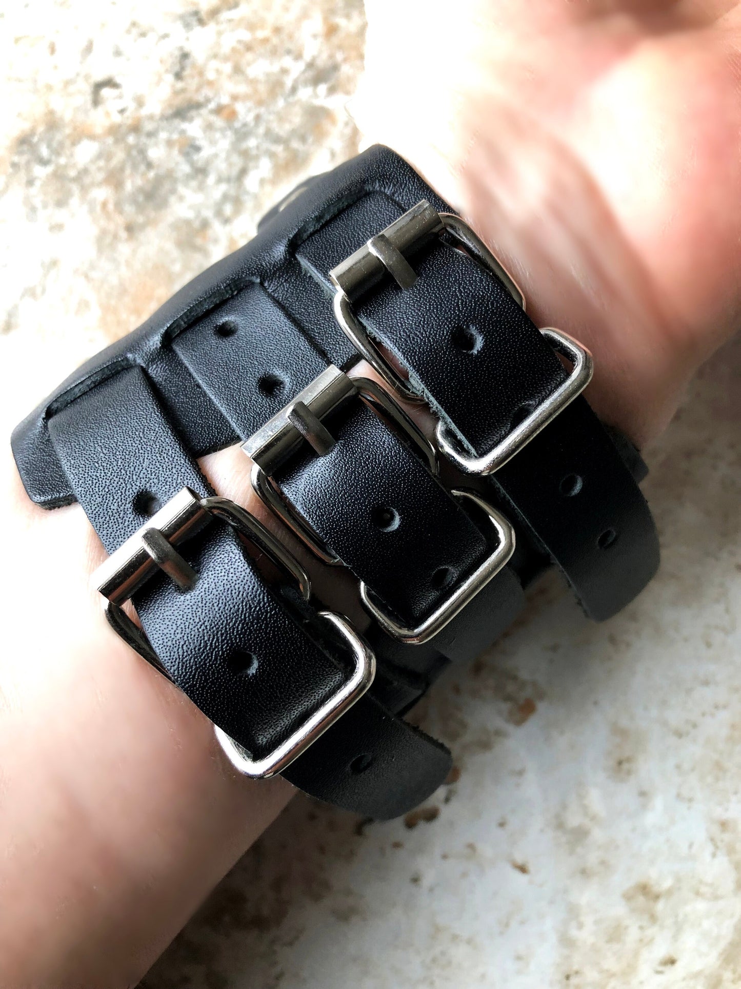 Fitbit Versa 2 3 4 Sense 2 Lite Watch Band Cuff Bund Steampunk Wide Strap Genuine Soft Leather Adjustable Bracelet Black Color