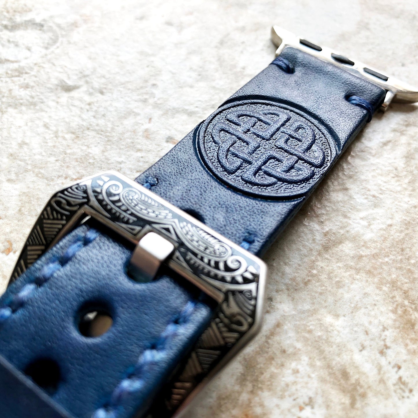 Apple Watch Ultra 2 9 8 7 SE 6 5 4 3 2 1 Blue Round Celtic Symbol Leather Band for iWatch 38mm 40mm 41mm 42mm 44mm 45mm 49mm Embossed Strap