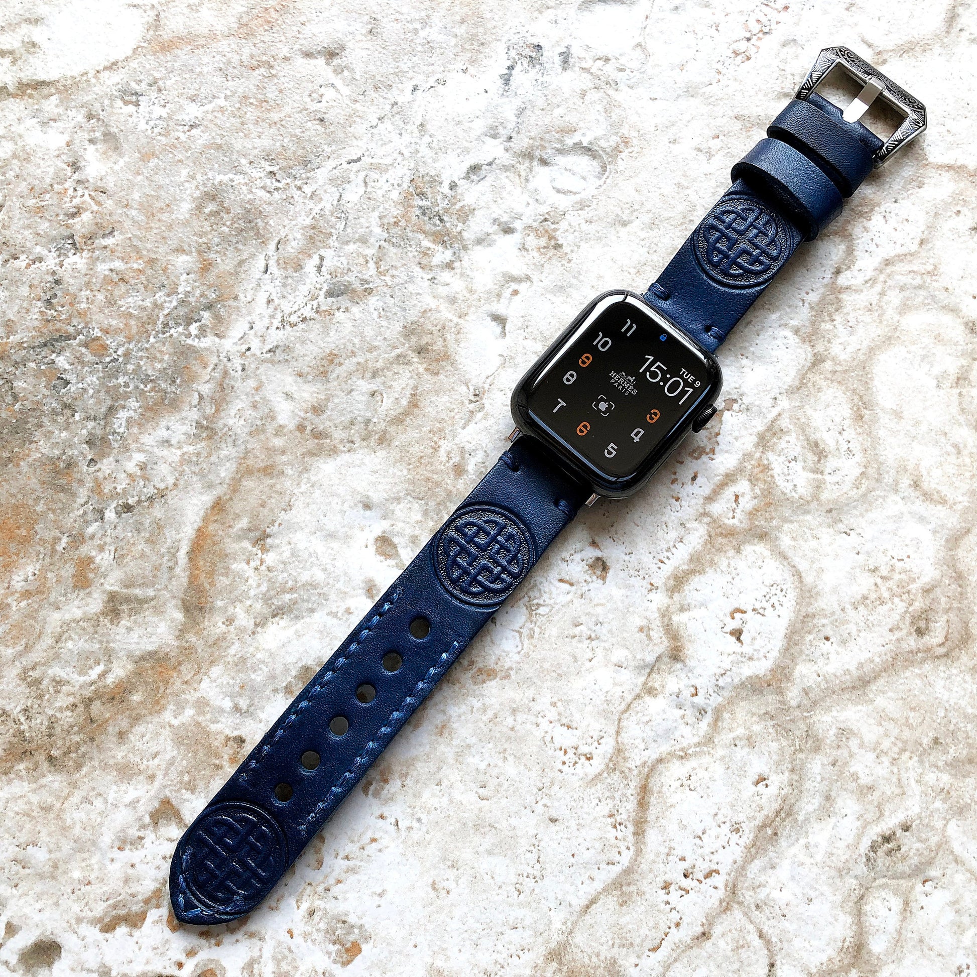 Apple Watch Ultra 2 9 8 7 SE 6 5 4 3 2 1 Blue Round Celtic Symbol Leather Band for iWatch 38mm 40mm 41mm 42mm 44mm 45mm 49mm Embossed Strap