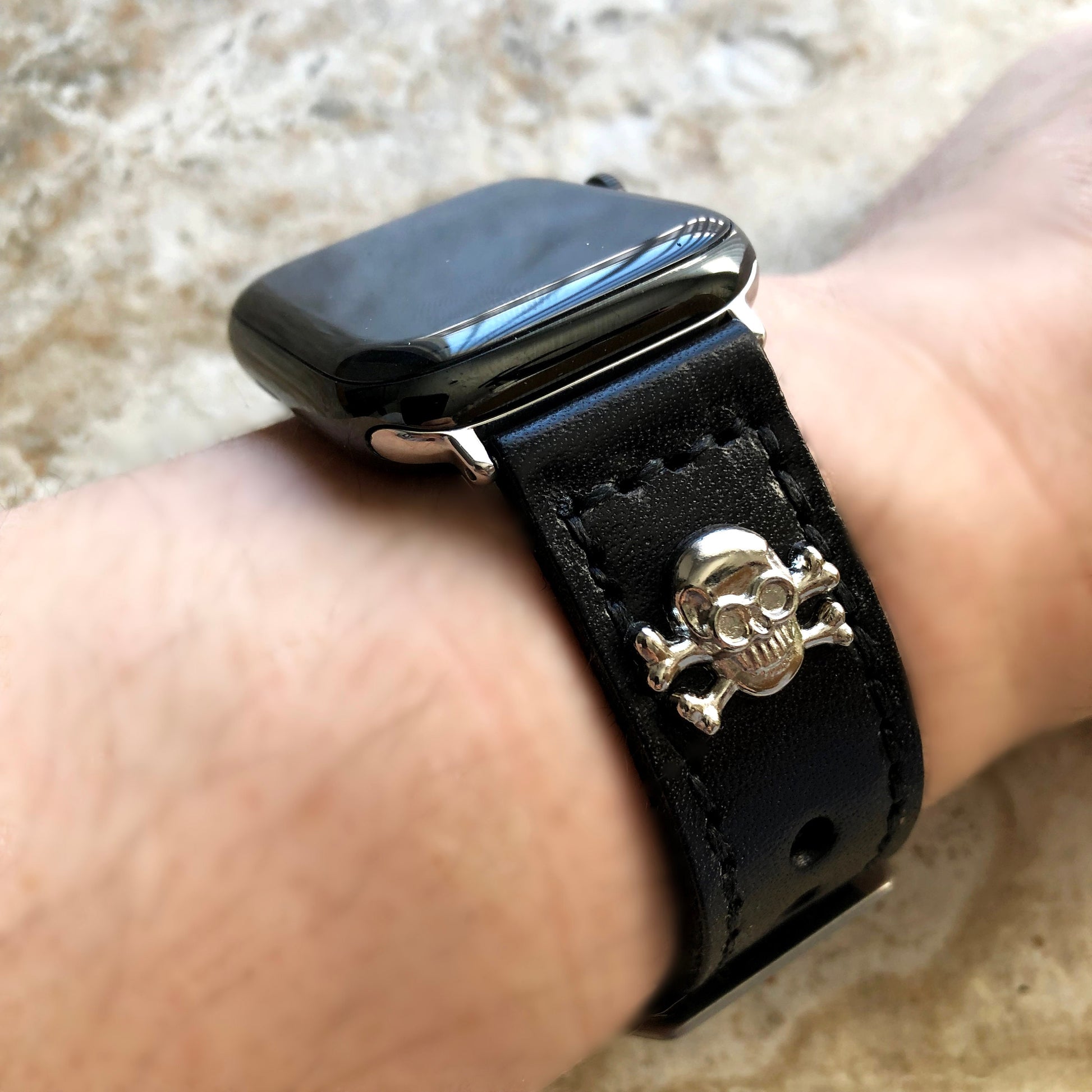 Apple Watch Bands Black Leather with Metal Rivets Skull Crossbones for Ultra 2 & 9 8 Series iWatch 41mm 45mm 49mm Handmade Bracelet Strap AL