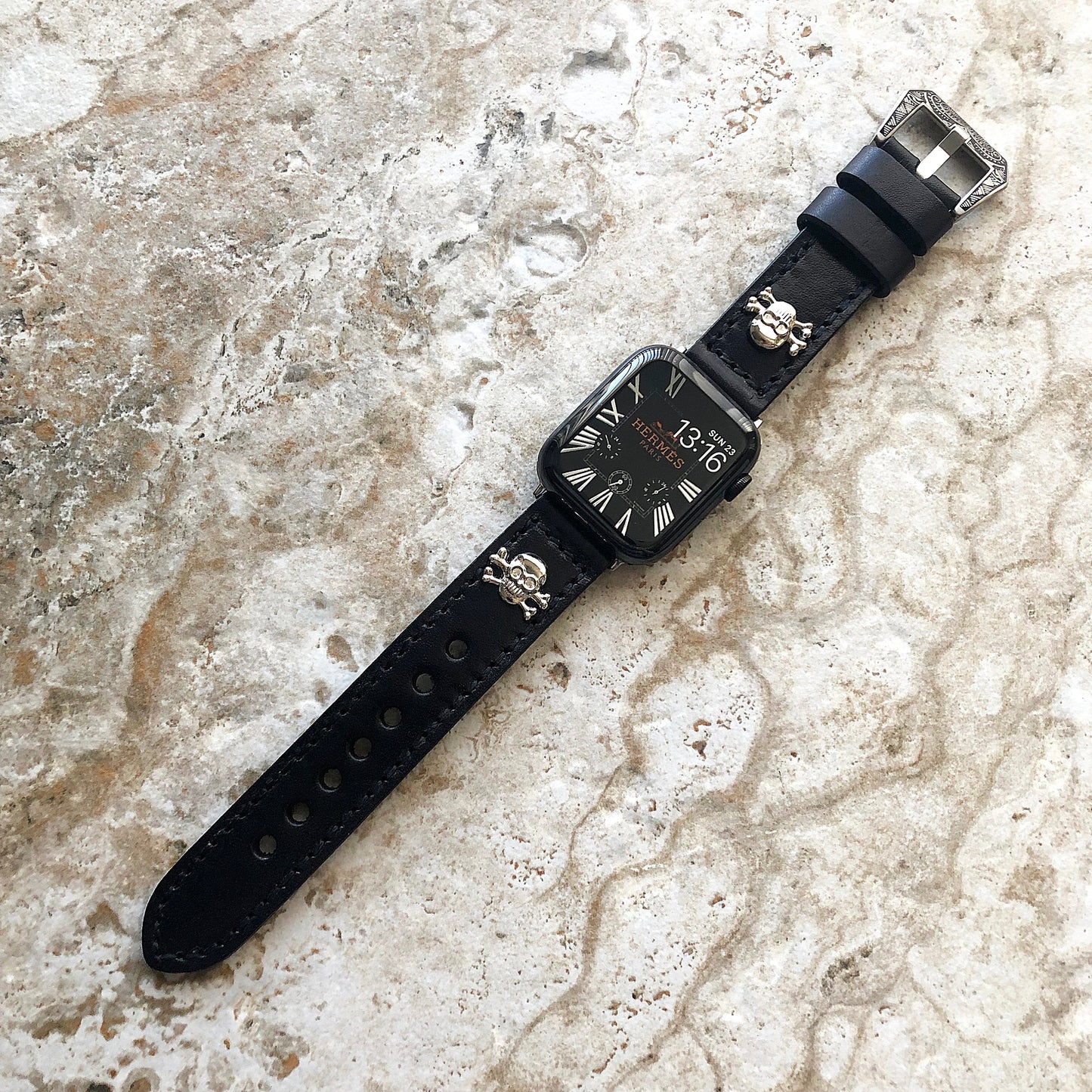 Apple Watch Band Black Leather Metal Rivets Skull Crossbones for Ultra 2 9 8 7 6 SE 5 4 3 2 1 iWatch 38mm 40 41 42mm 44mm 45mm 49mm Strap SE