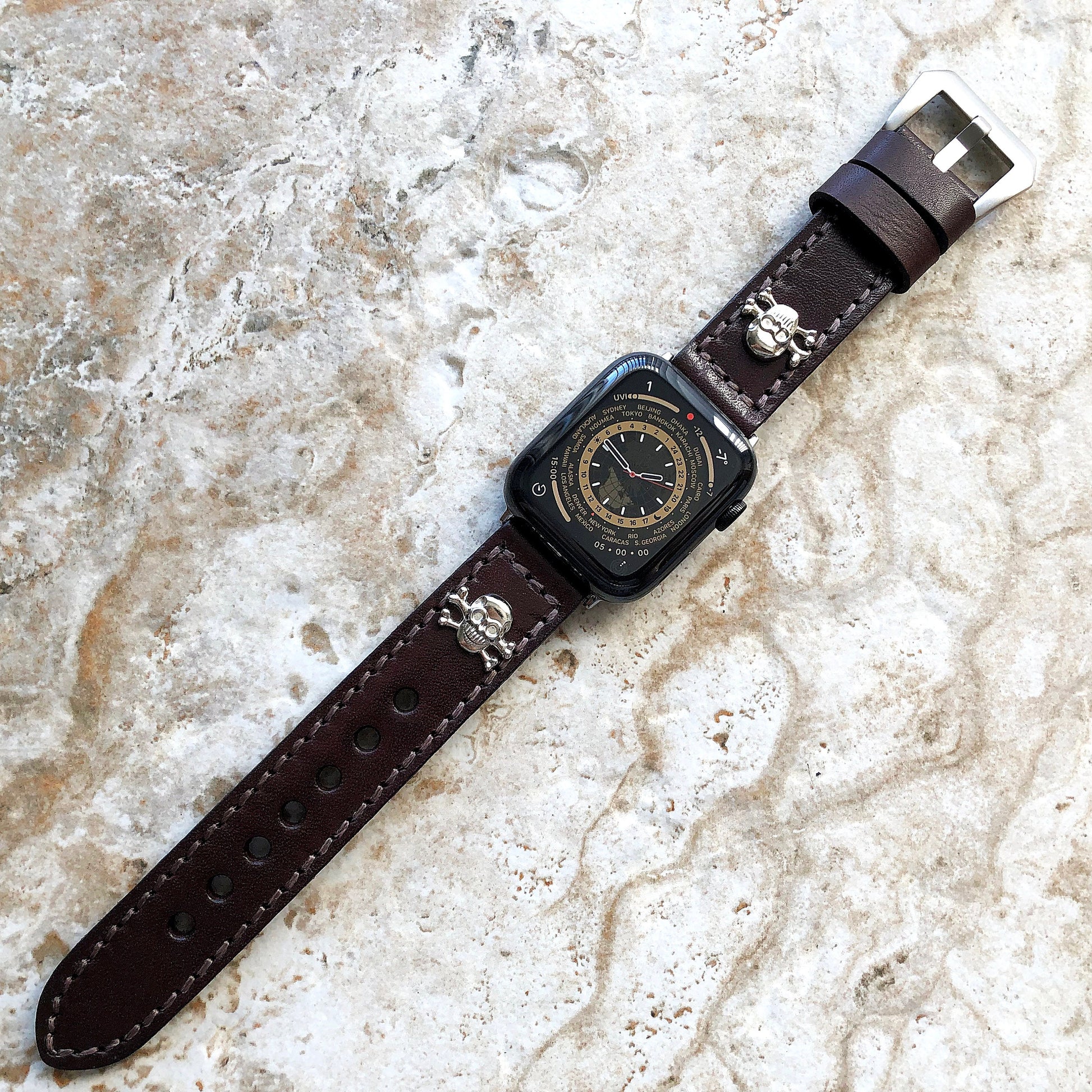 Apple Watch Band Brown Leather Metal Rivets Skull Crossbones for Ultra 2 9 8 7 6 SE 5 4 3 2 1 iWatch 38mm 40mm 41mm 42mm 44mm 45mm 49mm SSM