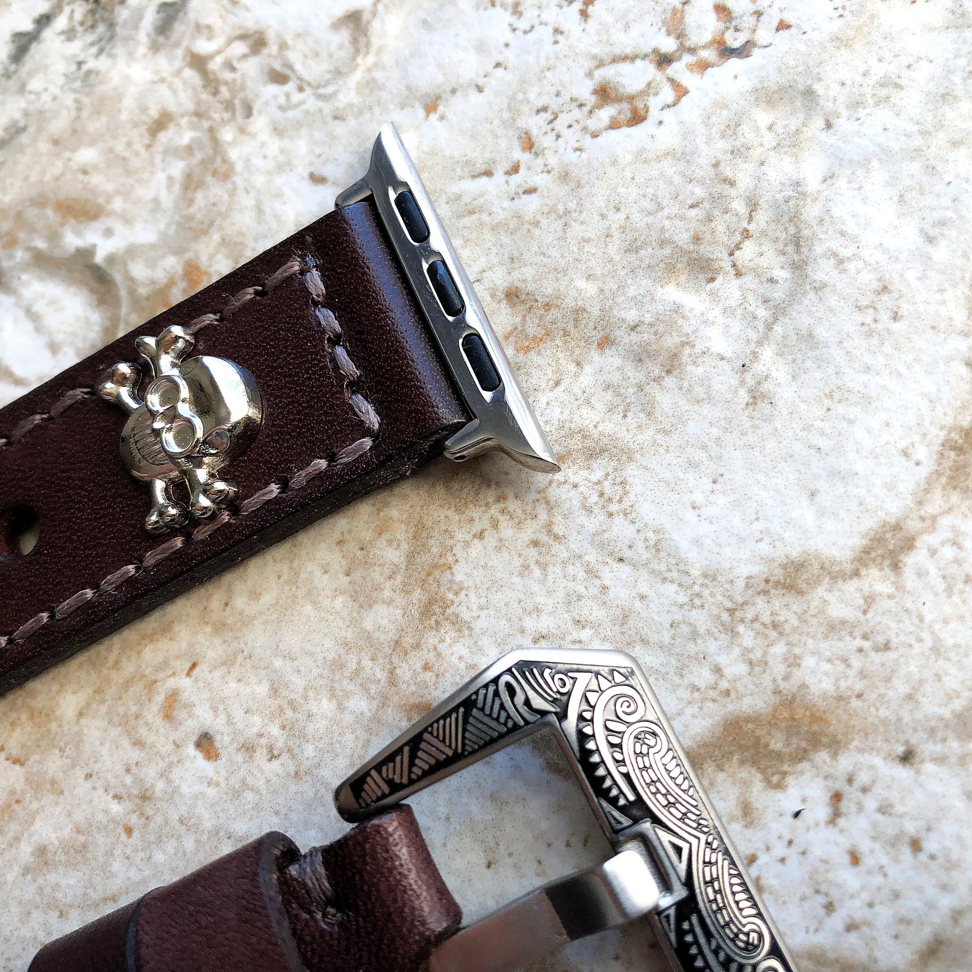 Apple Watch Band Brown Leather Metal Rivets Skull Crossbones for Ultra 2 9 8 7 6 SE 5 4 3 2 1 iWatch 38mm 40 41 42mm 44mm 45mm 49mm Strap SE