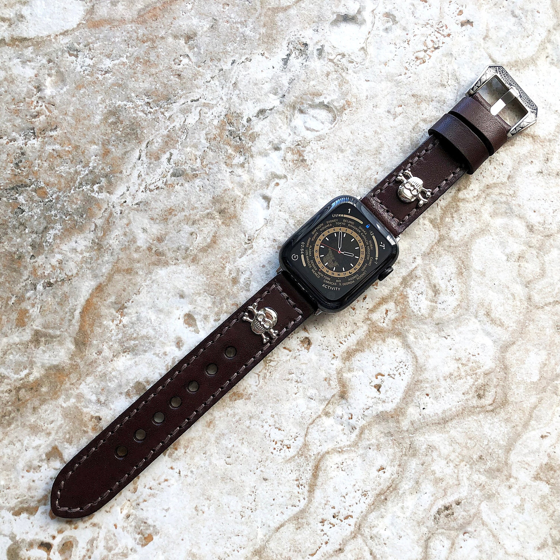 Apple Watch Band Brown Leather Metal Rivets Skull Crossbones for Ultra 2 9 8 7 6 SE 5 4 3 2 1 iWatch 38mm 40 41 42mm 44mm 45mm 49mm Strap SE