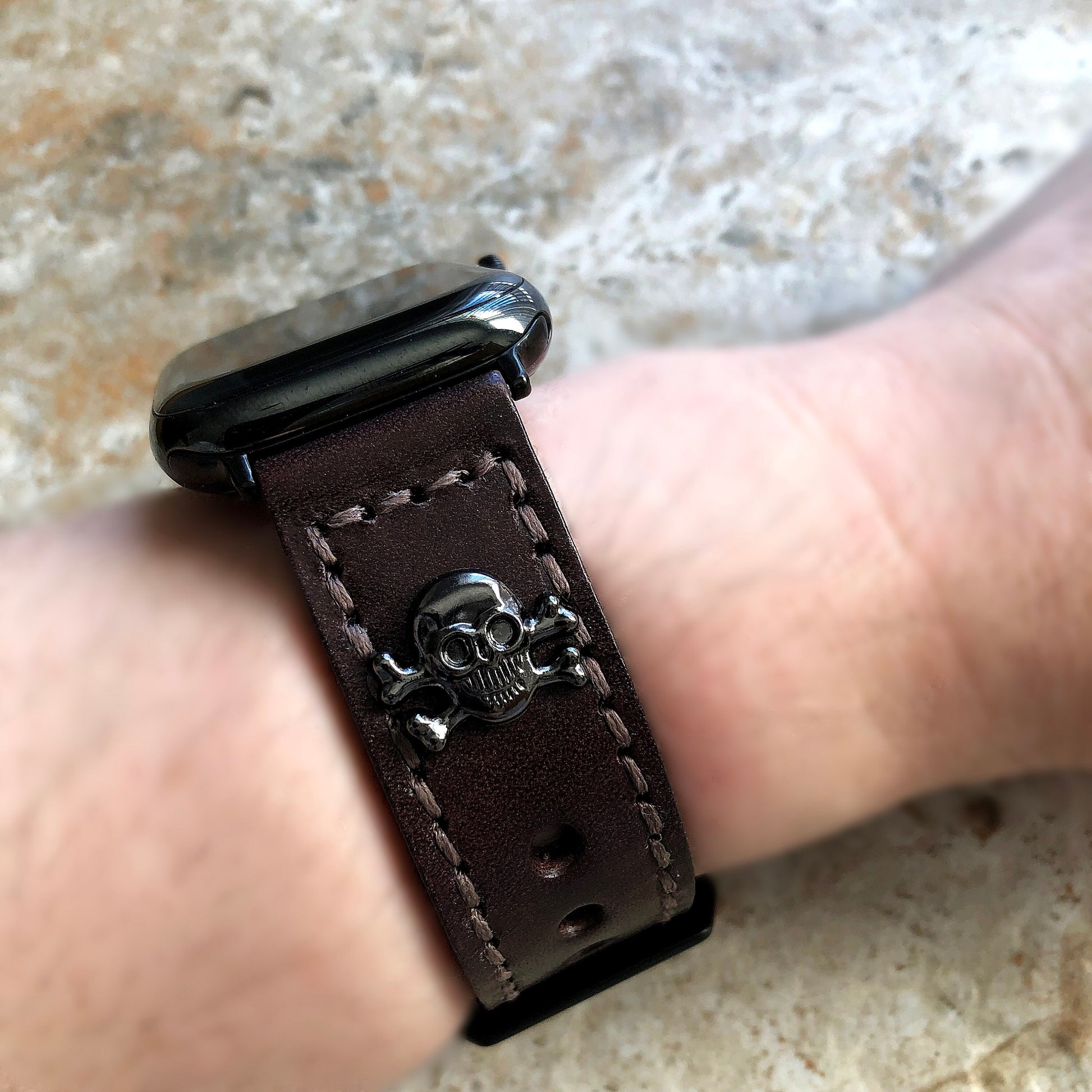 Apple Watch Band Brown Leather Metal Rivets Skull Crossbones for Ultra 2 9 8 7 6 SE 5 4 3 2 1 iWatch 38mm 40 41 42mm 44mm 45mm 49mm Strap SE