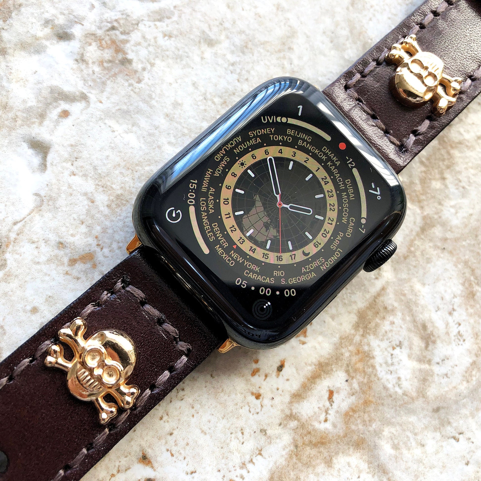 Apple Watch Band Brown Leather Metal Rivets Skull Crossbones for Ultra 2 9 8 7 6 SE 5 4 3 2 1 iWatch 38mm 40 41 42mm 44mm 45mm 49mm Strap GL