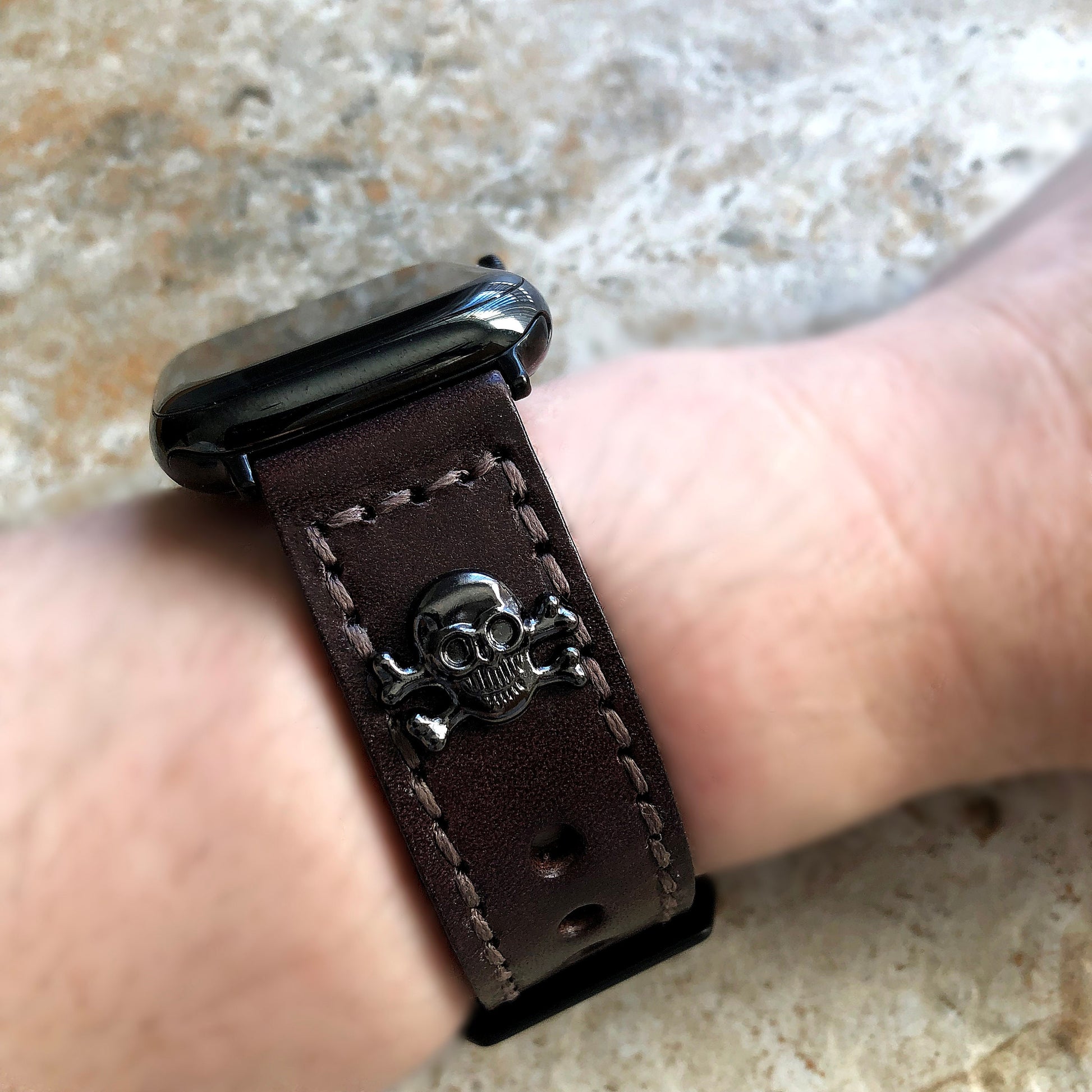 Apple Watch Band Brown Leather with Metal Rivets Skull Crossbones for Ultra 2 9 8 7 6 SE 5 4 3 2 iWatch 38 40 41 42 44mm 45mm 49mm Strap AL