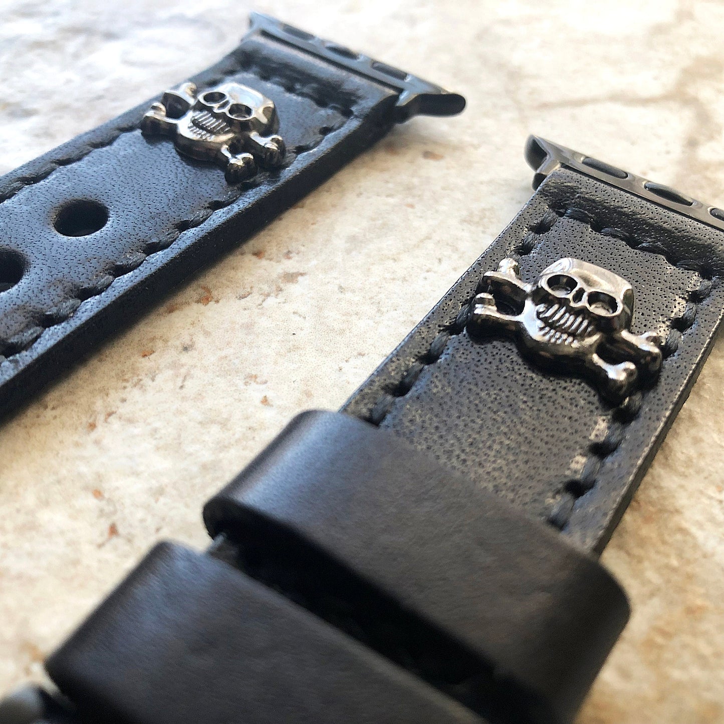 Apple Watch Band Black Leather Metal Rivets Skull Crossbones for Ultra 2 9 8 7 6 SE 5 4 3 2 1 iWatch 38mm 40 41 42mm 44mm 45mm 49mm Strap BL