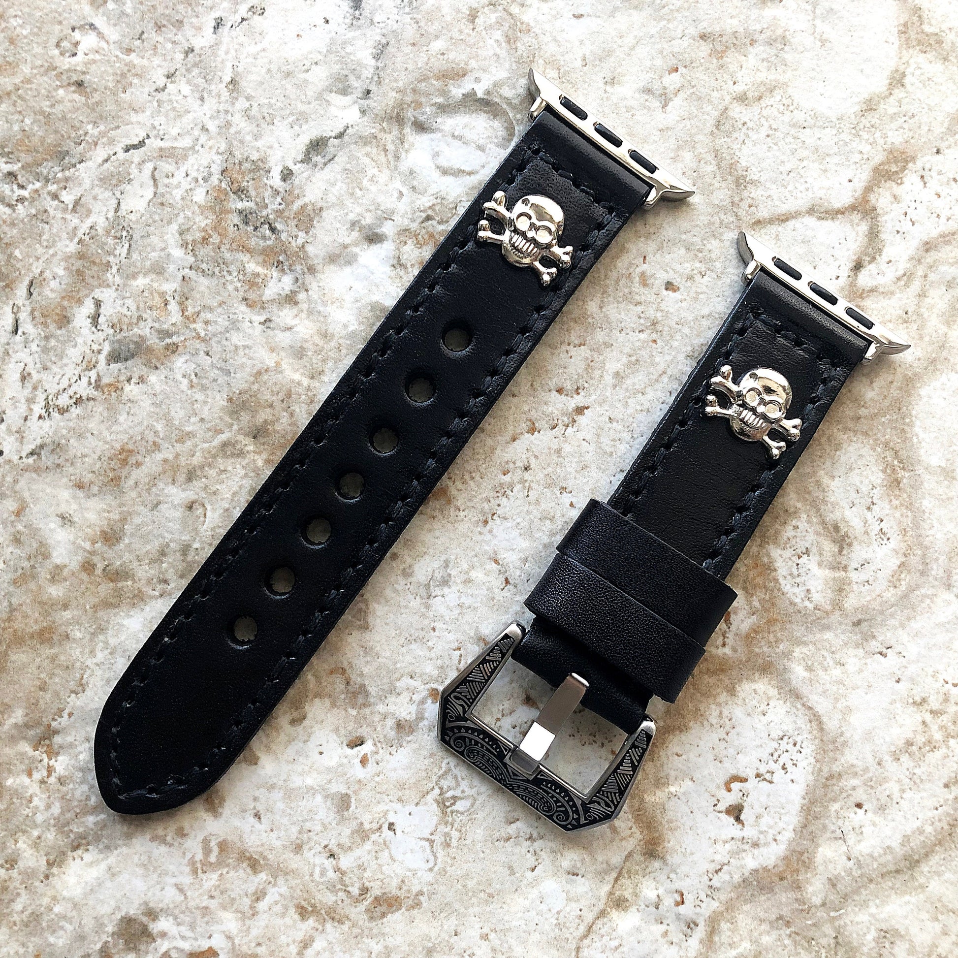 Apple Watch Band Black Leather Metal Rivets Skull Crossbones for Ultra 2 9 8 7 6 SE 5 4 3 2 1 iWatch 38mm 40 41 42mm 44mm 45mm 49mm Strap SE
