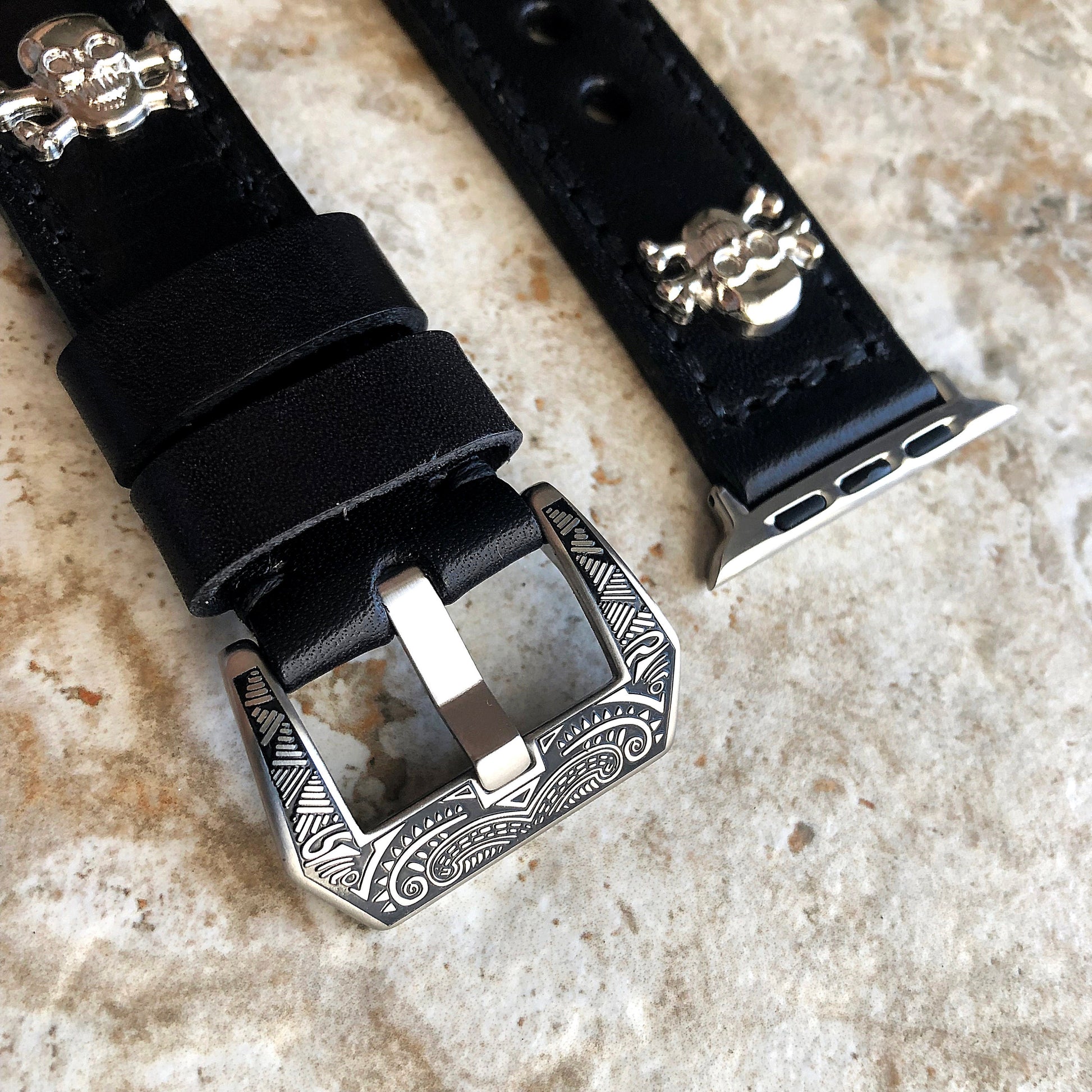 Apple Watch Band Black Leather Metal Rivets Skull Crossbones for Ultra 2 9 8 7 6 SE 5 4 3 2 1 iWatch 38mm 40 41 42mm 44mm 45mm 49mm Strap SE