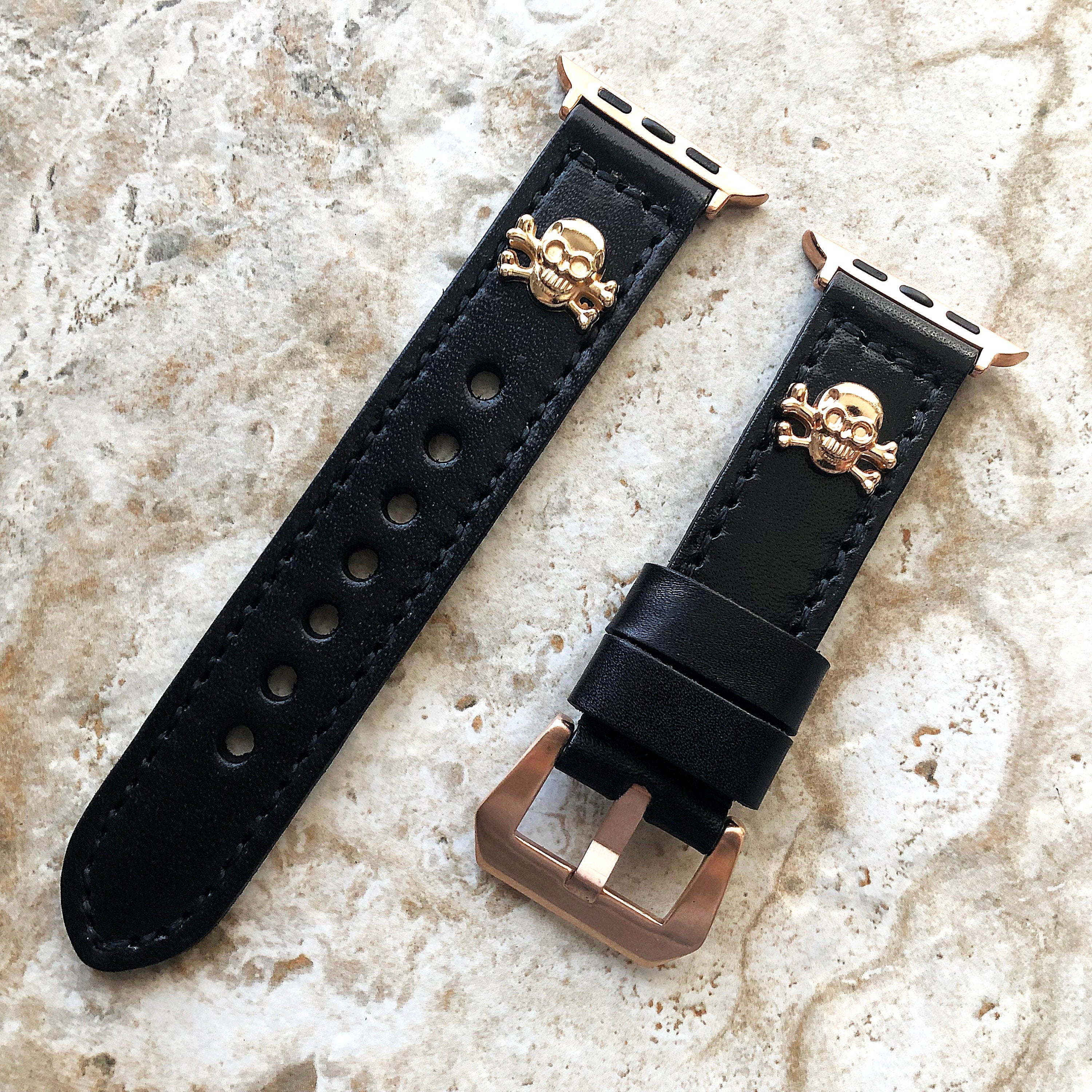 Apple Watch Band Black Leather Metal Rivets Skull Crossbones for Ultra 2 9 8 7 6 SE 5 4 3 2 1 iWatch 38 40 41 42mm 44mm 45mm 49mm Strap RGL