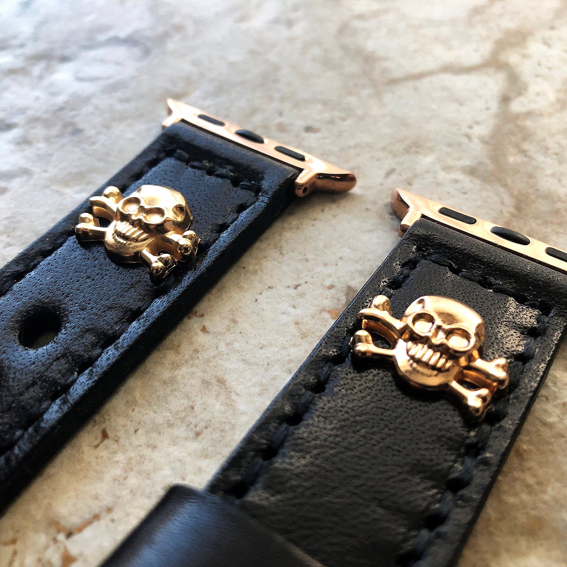 Apple Watch Band Black Leather Metal Rivets Skull Crossbones for Ultra 2 9 8 7 6 SE 5 4 3 2 1 iWatch 38 40 41 42mm 44mm 45mm 49mm Strap RGL