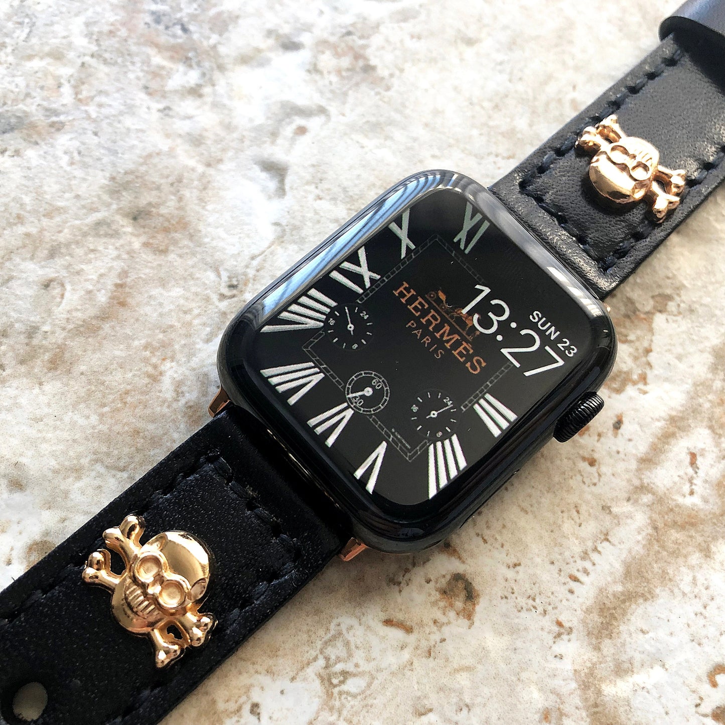 Apple Watch Band Black Leather Metal Rivets Skull Crossbones for Ultra 2 9 8 7 6 SE 5 4 3 2 1 iWatch 38 40 41 42mm 44mm 45mm 49mm Strap RGL