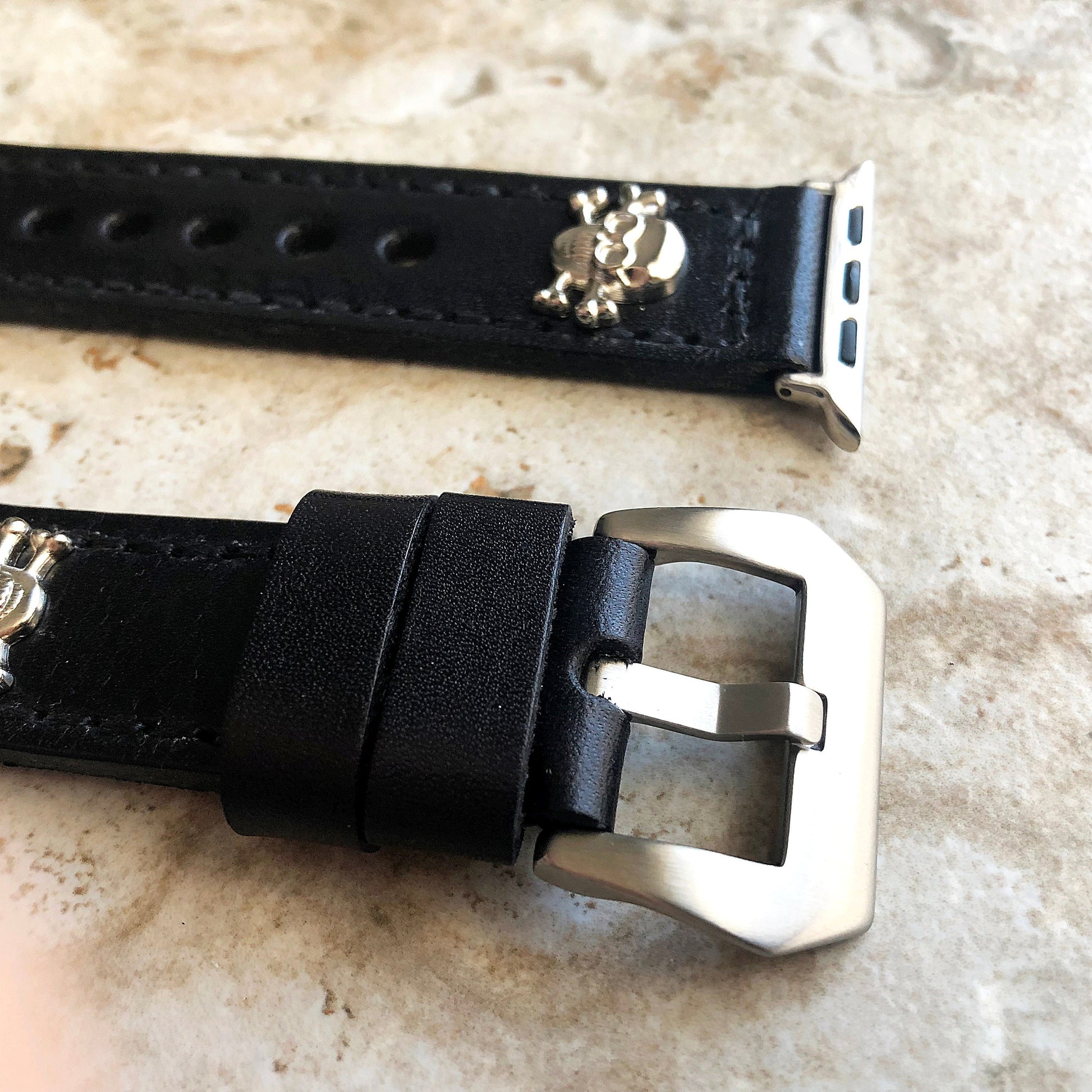 Apple Watch Band Black Leather Metal Rivets Skull Crossbones for Ultra 2 and 9 8 Series iWatch 41mm 45mm 49mm Handmade Bracelet Strap SSM