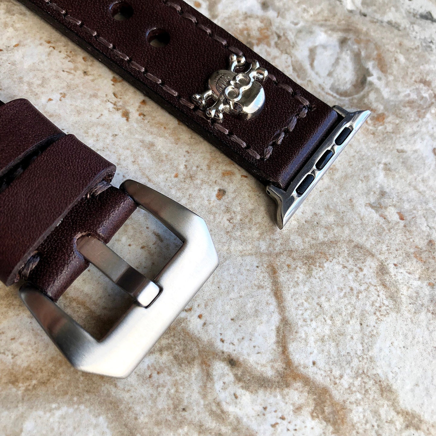 Apple Watch Band Brown Leather Metal Rivets Skull Crossbones for Ultra 2 9 8 7 6 SE 5 4 3 2 1 iWatch 38mm 40mm 41mm 42mm 44mm 45mm 49mm SSM