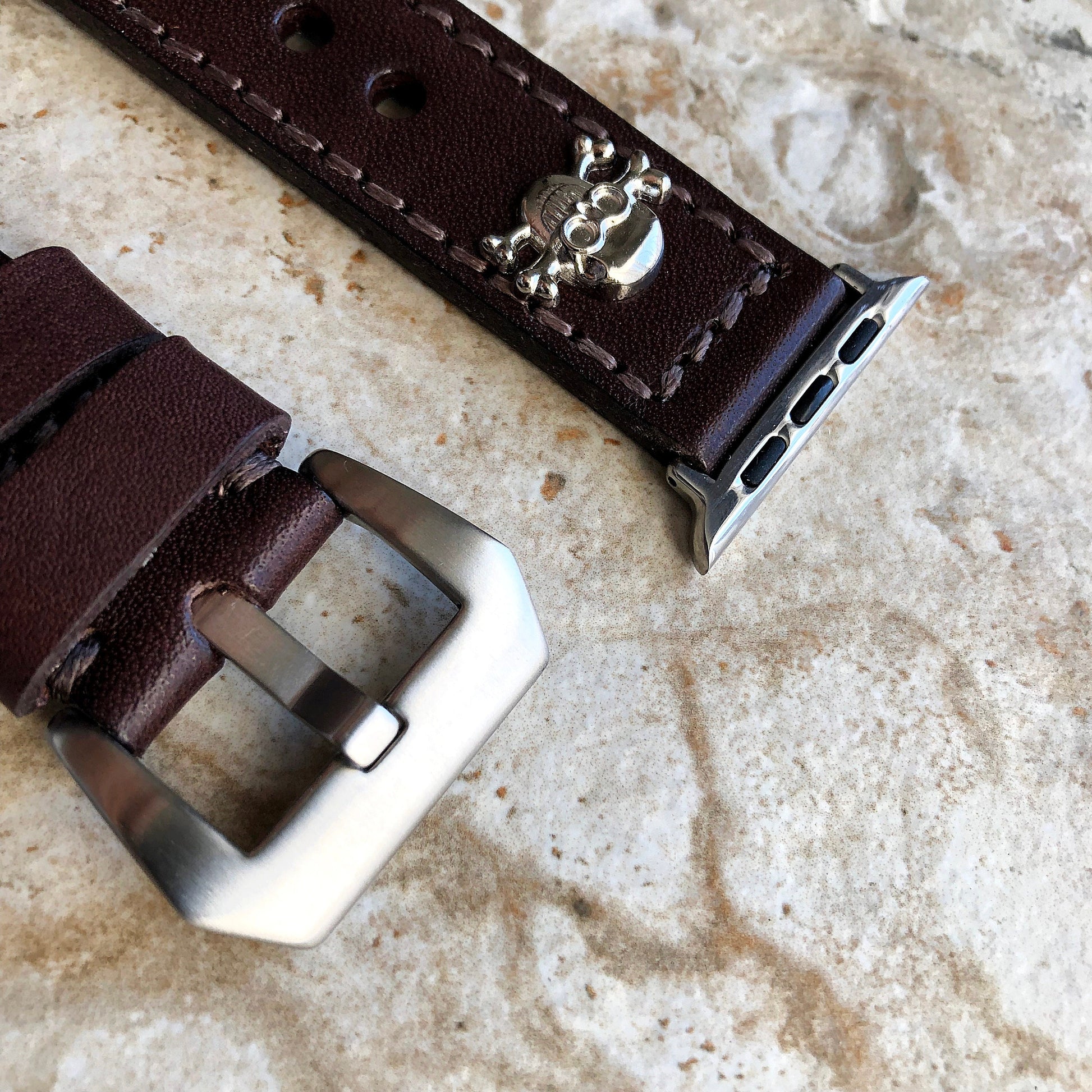 Apple Watch Band Brown Leather Metal Rivets Skull Crossbones for Ultra 2 9 8 7 6 SE 5 4 3 2 1 iWatch 38mm 40mm 41mm 42mm 44mm 45mm 49mm SSM