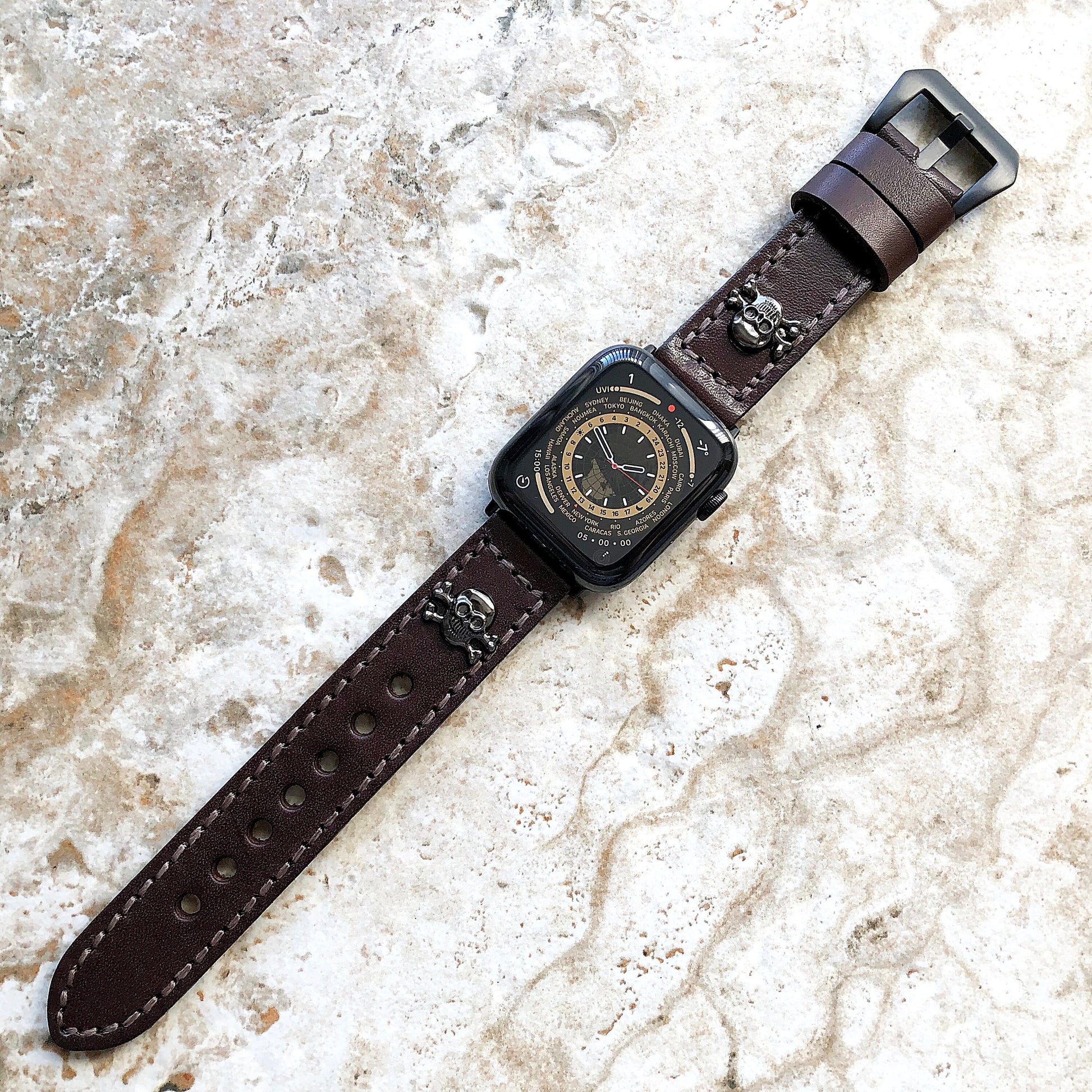 Apple Watch Band Brown Leather Metal Rivets Skull Crossbones for Ultra 2 9 8 7 6 SE 5 4 3 2 1 iWatch 38mm 40 41 42mm 44mm 45mm 49mm Strap BL