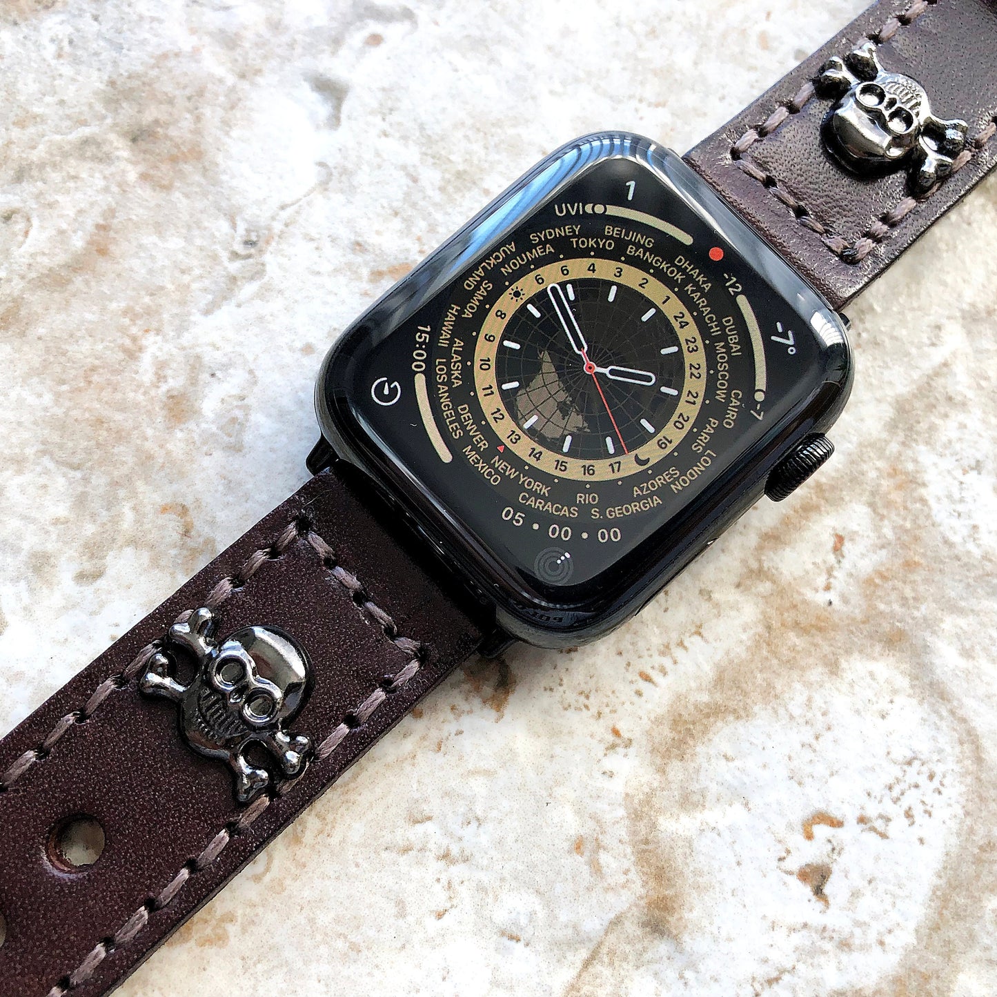 Apple Watch Band Brown Leather with Metal Rivets Skull Crossbones for Ultra 2 9 8 7 6 SE 5 4 3 2 iWatch 38 40 41 42 44mm 45mm 49mm Strap AL