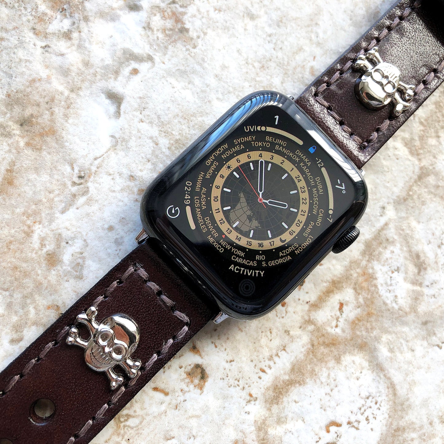 Apple Watch Band Brown Leather with Metal Rivets Skull Crossbones for Ultra 2 9 8 7 6 SE 5 4 3 2 iWatch 38 40 41 42 44mm 45mm 49mm Strap AL
