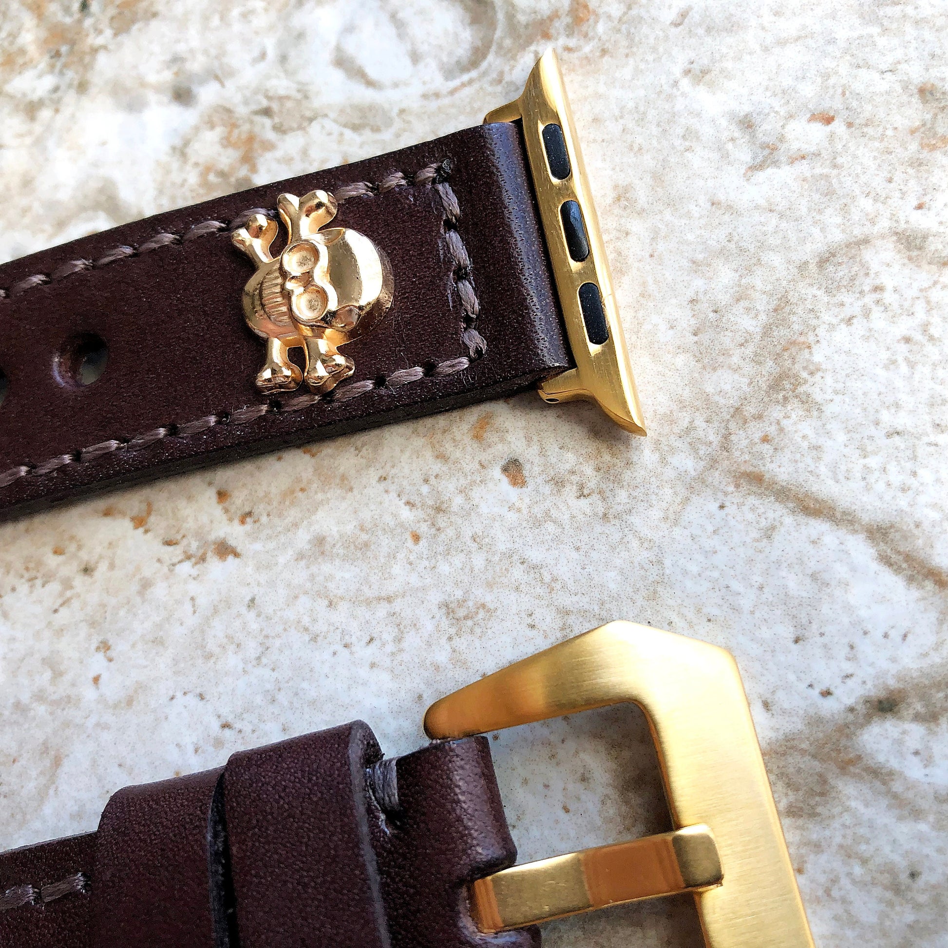 Apple Watch Band Brown Leather with Metal Rivets Skull Crossbones for Ultra 2 9 8 7 6 SE 5 4 3 2 iWatch 38 40 41 42 44mm 45mm 49mm Strap AL