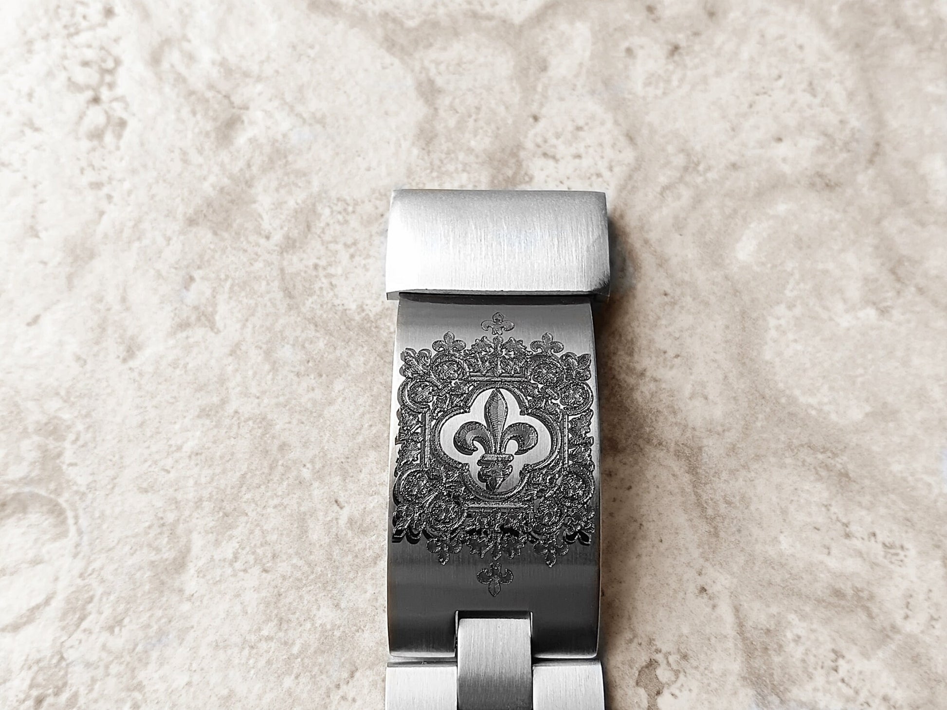 Garmin Watch Band Fleur De Lis for Fenix 7X Pro 6X Pro 5X Descent Mk3i 51mm Mk2i Mk2 Enduro 2 Engraved St Steel Adjustable Cuff Strap A26